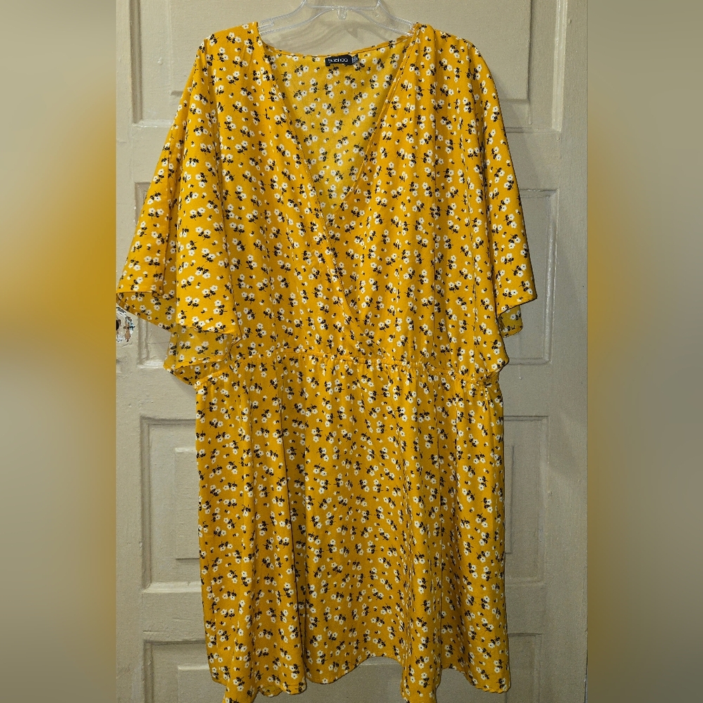 Boohoo Ditsy Floral Golden Yellow Faux Wrap Plus Size Skater Dress EUC Size: 24